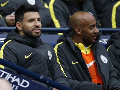 Sergio Ag&uuml;ero con Fernando en el banquillo del City.