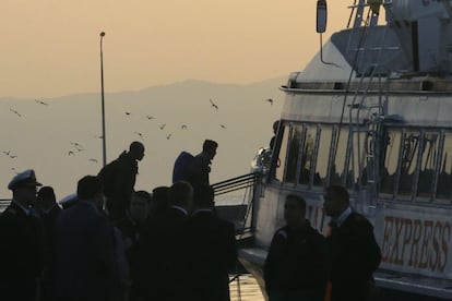 El primer grup de retornats embarca al ferri que els porta a Turquia.