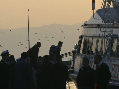 El primer grup de retornats embarca al ferri que els porta a Turquia.