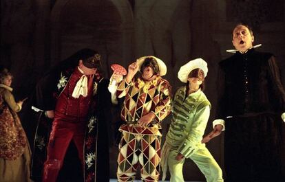 Escena de <i>El retablo de las maravillas. Cinco variaciones sobre un tema de Cervantes</i>, de Els Joglars, en el Lliure en 2004.