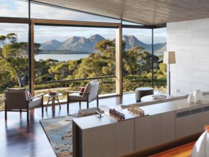 El Saffirre Freycinet, en Tasmania, se entremezcla con la naturaleza exuberante de la zona, proporcionando un aura de quietud a todos sus visitantes.