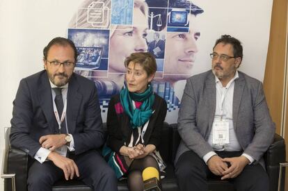 De izquierda a derecha: Javier Garicano, decano de Valladolid; Victoria Ortega, presidenta del CGAE; y Jordi Alvareda, decano de Lleida. 