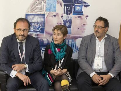 De izquierda a derecha: Javier Garicano, decano de Valladolid; Victoria Ortega, presidenta del CGAE; y Jordi Alvareda, decano de Lleida. 