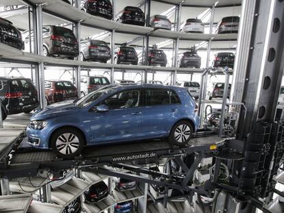 Torre de almacenaje de autom&oacute;viles Volkswagen en Wolfsburgo.