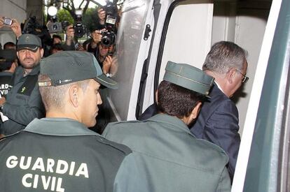 El exconsejero andaluz de Empleo Antonio Fernández entra en el furgón de la Guardia Civil tras ser decretado su ingreso en prisión.