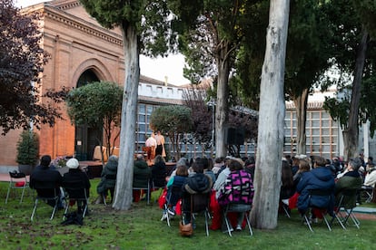 Los asistentes a la representacin de 'Don Juan Tenorio' el sbado en el cementerio de San Justo de Madrid. 