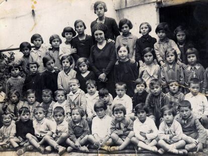 Maestra con niños, una de las imágenes utilizadas en el documental 'Las Maestras de la República'.