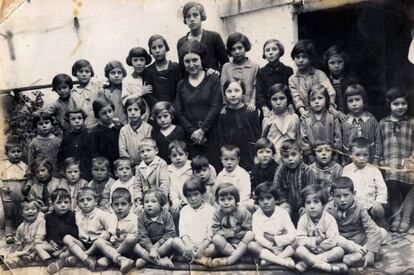 Maestra con niños, una de las imágenes utilizadas en el documental 'Las Maestras de la República'.