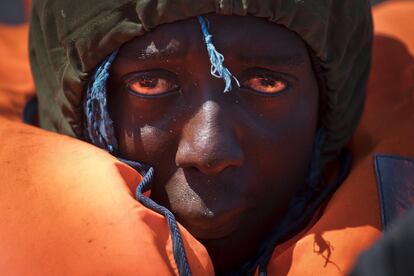 Primer plano de un migrante rescatado de una barca de goma a 56 millas del norte de Libia, el 6 de abril.