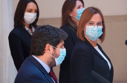 Isabel Franco (derecha), vicepresidenta del Gobierno de Murcia, junto a Fernando López Miras, presidente de Murcia, del PP.