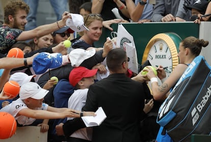 La tenista checa Karolina Pliskova firma autógrafos tras la segunda ronda del Abierto de Francia en el estadio Roland Garros en París.