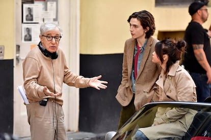 Woody Allen charla con Timothée Chalamet y Selena Gomez en septiembre pasado, en el rodaje de 'A Rainy Day in New York'.