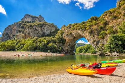 Las gargantas del río Ardeche son una reserva natural nacional al sur de Francia, entre Montpelier y Lyon, jalonadas de localidades como Bourg-Saint-Andéol o Pierrelatte. La mejor forma de explorarlas es en piragua o kayak. Un recorrido de 32 kilómetros que comienza junto a un espectacular arco de piedra. La excursión completa lleva dos o tres días, y hay que llevar todo lo necesario para acampar.