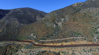 “No se trata sólo de la construcción de un muro sino toda una estrategia de humillación” dice el profesor José Manuel Valenzuela, Secretario Académico del Colegio de La Frontera Norte. “Hay una estrategia para dañar la vida en la frontera, restringir los flujos migratorios, acabar con las 'ciudades santuario' - donde los migrantes encuentran cierta protección- y es, además, un grave ataque a la vida ecológica y a los parques naturales que atraviesan la frontera” dice.