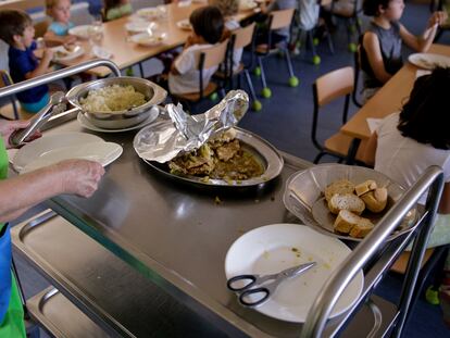 Alumnos de un colegio en Fresnedillas de la Oliva, en la Comunidad de Madrid, en el comedor.