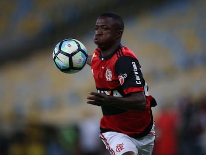 Vinicius Jr controla un bal&oacute;n en el partido de su debut. 