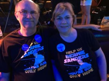 Ernie Sheesley y Tricia Evert, con camisetas de Sanders caracterizado como Obi Wan, en el mitin de Hollywood.