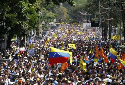 Manifestantes contrários à administração de Nicolás Maduro se concentram nas ruas de Caracas.