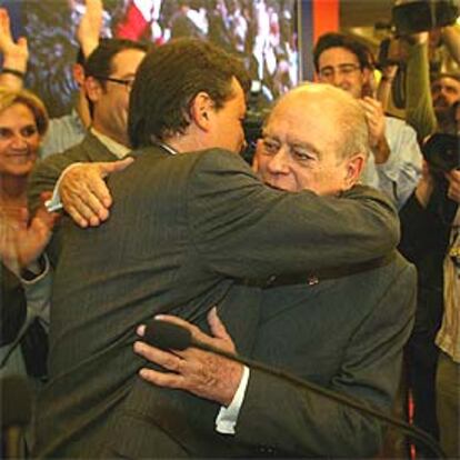 Jordi Pujol abraza a Artur Mas, en el hotel Majestic, donde CiU siguió los resultados.