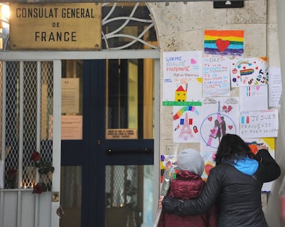 Dibujos en homenaje a las víctimas del atentado de París en el Consulado de Francia en Milán (Italia).