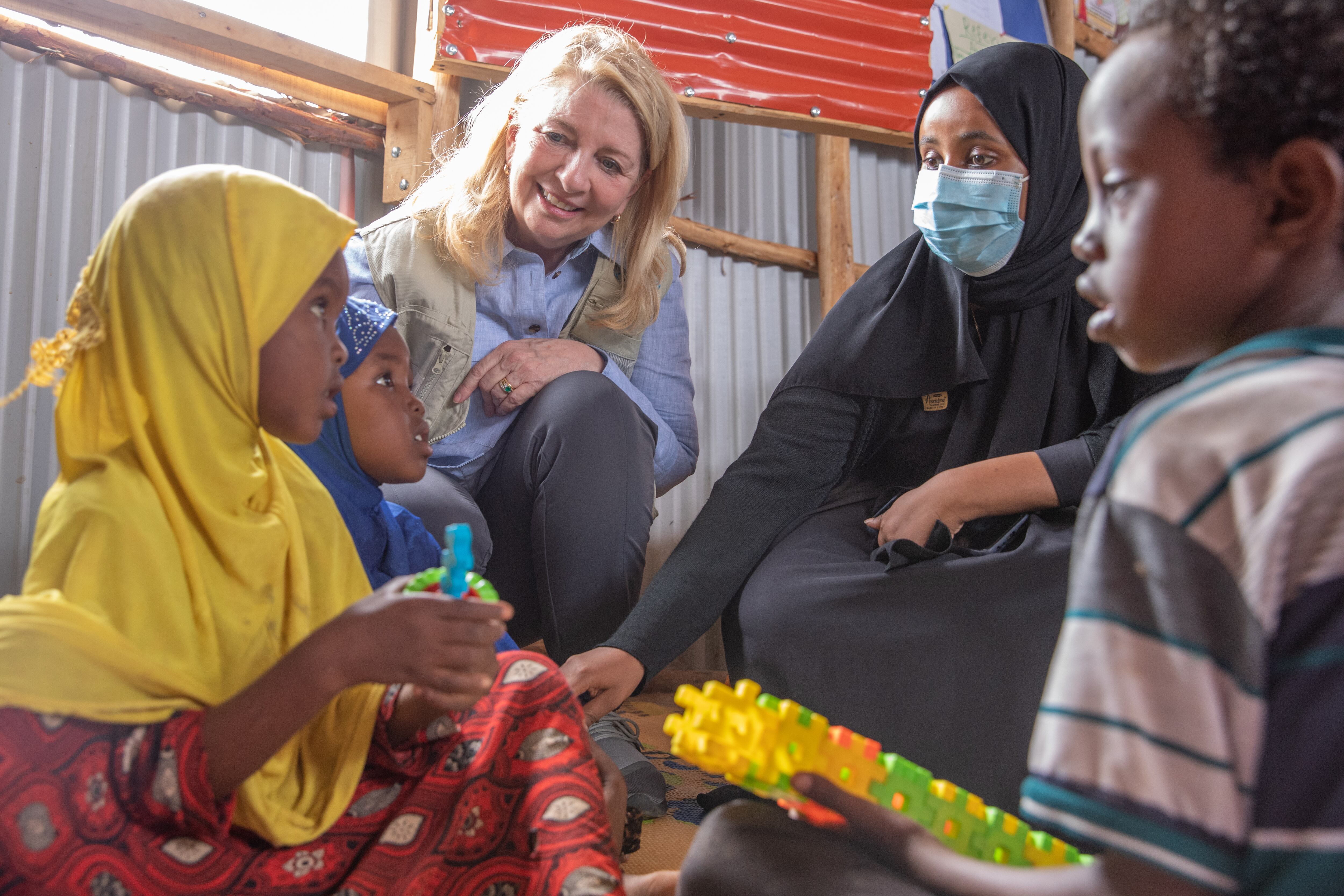 Russell interactúa con los niños en un espacio de acogida para los niños apoyado por Unicef en el campamento de personas desplazadas internas de Higlo en Etiopía, el pasado 26 de abril. Djibouti, Etiopía, Kenia y Somalia están experimentando una de las peores sequías en décadas, aumentando el hambre: 10 millones de niños necesitan apoyo urgente para salvar sus vidas.