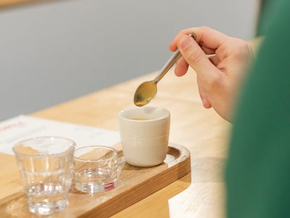 Taza con café, vasito para dejar la cucharilla y otro para con agua. Así se sirve en la cafetería Substance de París.