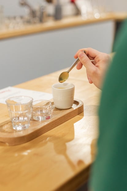 Taza con café, vasito para dejar la cucharilla y otro para con agua. Así se sirve en la cafetería Substance de París.