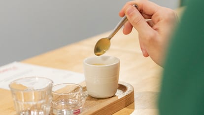 Taza con café, vasito para dejar la cucharilla y otro para con agua. Así se sirve en la cafetería Substance de París.