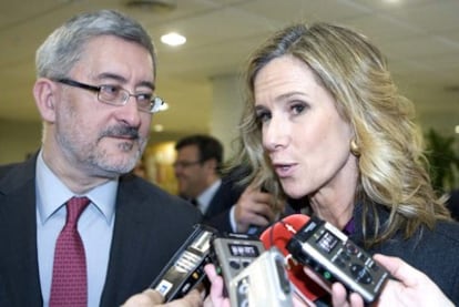 La ministra de Ciencia e Innovación, Cristina Garmendia, junto al consejero andaluz del ramo, Antonio Ávila,  momentos antes de la entrega de la primera edición del Premio de Investigación del Centro de Investigaciones Científicas Isla de la Cartuja (cicCartuja) en Sevilla.