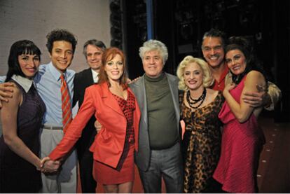 Pedro Almodóvar (en el centro) con el director (tercero por la izquierda) y los actores del musical.