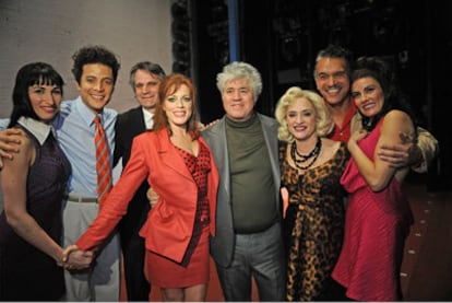 Pedro Almodóvar (en el centro) con el director (tercero por la izquierda) y los actores del musical.