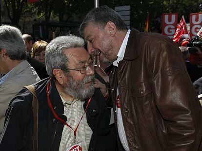 José María  Fidalgo (derecha) conversa con Cándido Méndez en la celebración del Primero de Mayo.