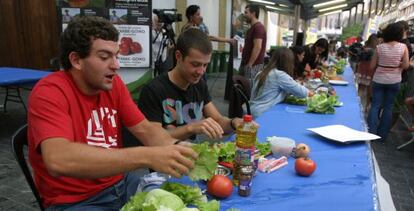 Varios participantes en el primer Concurso para Jóvenes de Ensalada de la Semana Grande.