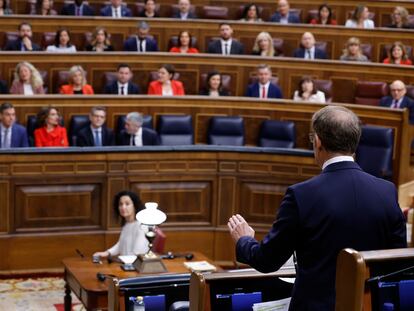 Feijóo, en primer término, en la sesión de control al Gobierno del viernes, en el Congreso.