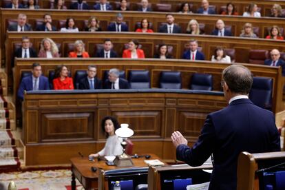 Feijóo, en primer término, en la sesión de control al Gobierno del viernes, en el Congreso.