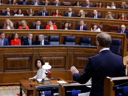 Feijóo, en primer término, en la sesión de control al Gobierno del viernes, en el Congreso.