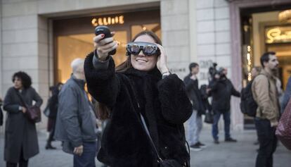 Las gafas Magic Leap permiten a los usuarios interactuar con contenidos virtuales en medio del paseo de Gràcia.