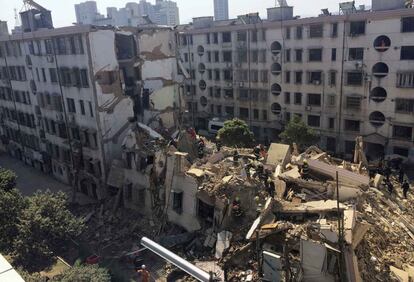 Una persona ha muerto y dos más siguen atrapadas después de que un edificio residencial de cinco plantas se derrumbara parcialmente en la ciudad china de Fenghua, en la provincia oriental de Zhejiang, informó la agencia oficial Xinhua.