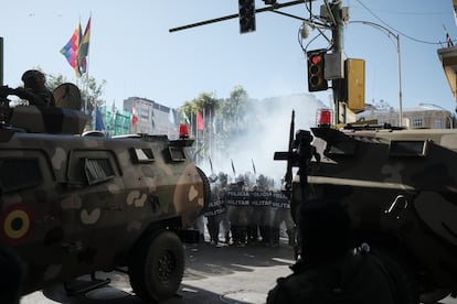 Simpatizantes del gobierno de Luis Arce se enfrentan a los militares que rodearon la plaza Murillo.