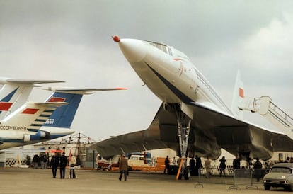 Un avión Tupolev 144 en el Salón de la Aviación de Bourget, Francia, en 1975.