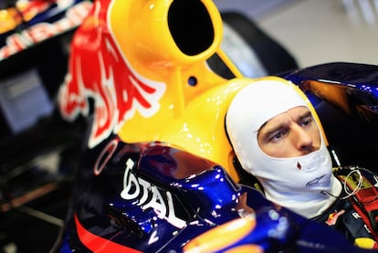 Mark Webber, dentro de su Red Bull, se prepara para la jornada en Jerez.
