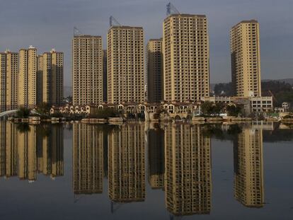 Vista de una zona residencial junto a un lago artificial, en el parque Kunming Waterfall, en Yunann (China).