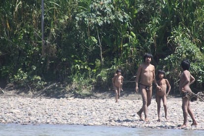 Una familia Mashco Piro en la orilla de un r&iacute;o de la selva sur-oriental peruana.