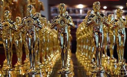 Reproducciones de las estatuillas que se entregan en los Oscar.