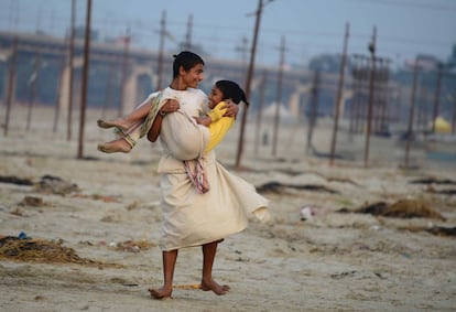 Unos jóvenes muestran su alegría tras ganar un partido de cricket que han jugado a la orilla del río Ganges en Allahabad, India.