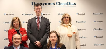 De izquierda a derecha, de pie: Silivia Ávila, subdirectora general y directora de Banca Seguros de Banco Sabadell; Ignacio Perea, Managing director de Novaster; y María Luz Durban, profesora de la Universidad Carlos II de Madrid. Sentados: Jordi García Viña, director de relaciones laborales de CEOE y Flavia Rodríguez-Ponga, directora general de Planes y Fondos de Pensiones del Ministerio de Economía.