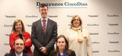 De izquierda a derecha, de pie: Silivia &Aacute;vila, subdirectora general y directora de Banca Seguros de Banco Sabadell; Ignacio Perea, Managing director de Novaster; y Mar&iacute;a Luz Durban, profesora de la Universidad Carlos II de Madrid. Sentados: Jordi Garc&iacute;a Vi&ntilde;a, director de relaciones laborales de CEOE y Flavia Rodr&iacute;guez-Ponga, directora general de Planes y Fondos de Pensiones del Ministerio de Econom&iacute;a.