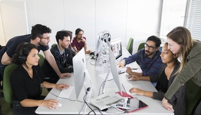 Alumnos de la Escuela de Periodismo trabajando en una de las redacciones. 