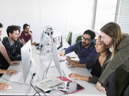 Alumnos de la Escuela de Periodismo trabajando en una de las redacciones. 