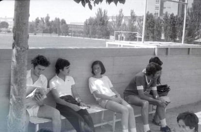 Juan Luis Arsuaga (izquierda), leyendo un periódico durante el descanso de un partido de fútbol en la Universidad, en el que jugaba de portero.